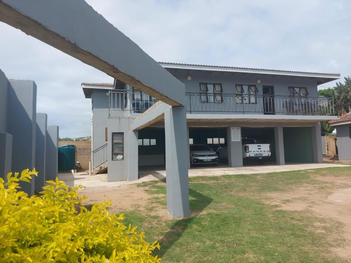 Hlophe'S Place Hotel Hibberdene Exterior photo